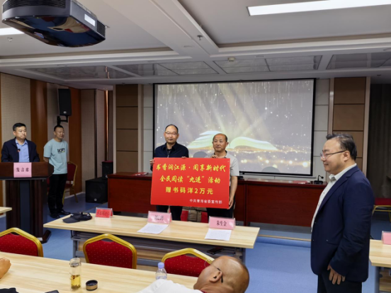 图为省新华发行集团向省残联职工书屋捐赠现场 图为省新华发行集团向省残联职工书屋捐赠现场