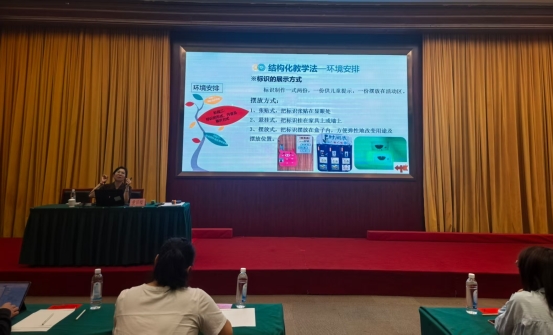 图为黄丽樱老师上课 图为黄丽樱老师上课