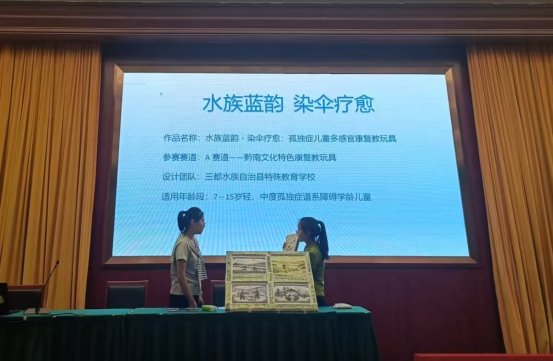 图为参赛选手现场讲解 图为参赛选手现场讲解