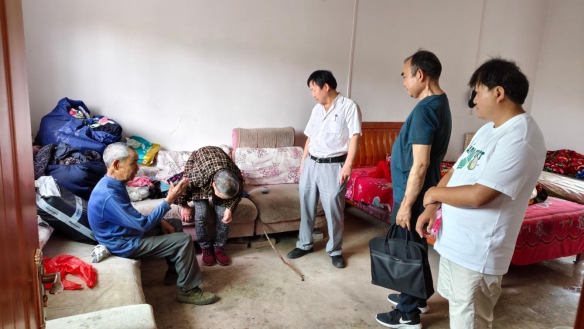 图为线下办证服务现场