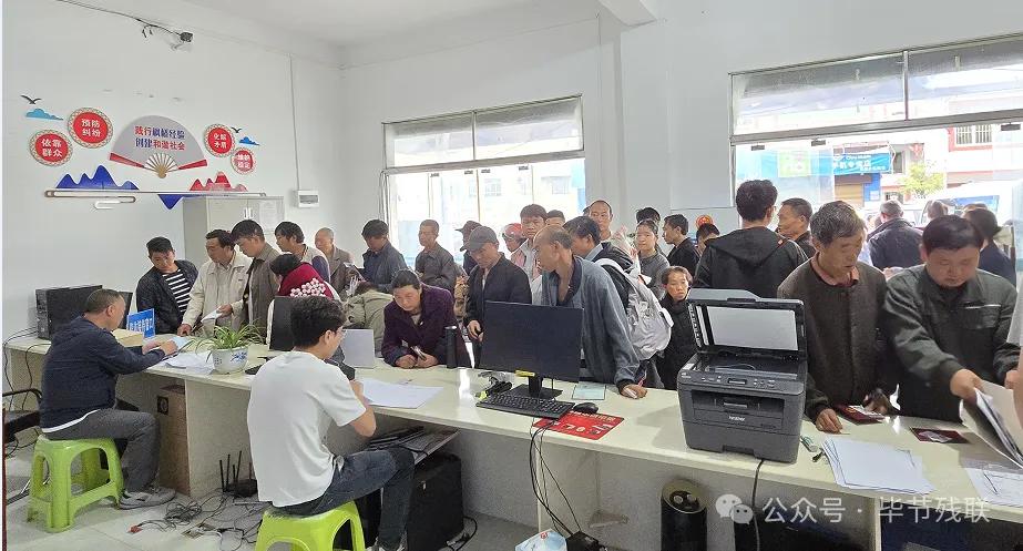 图为集中评残服务现场