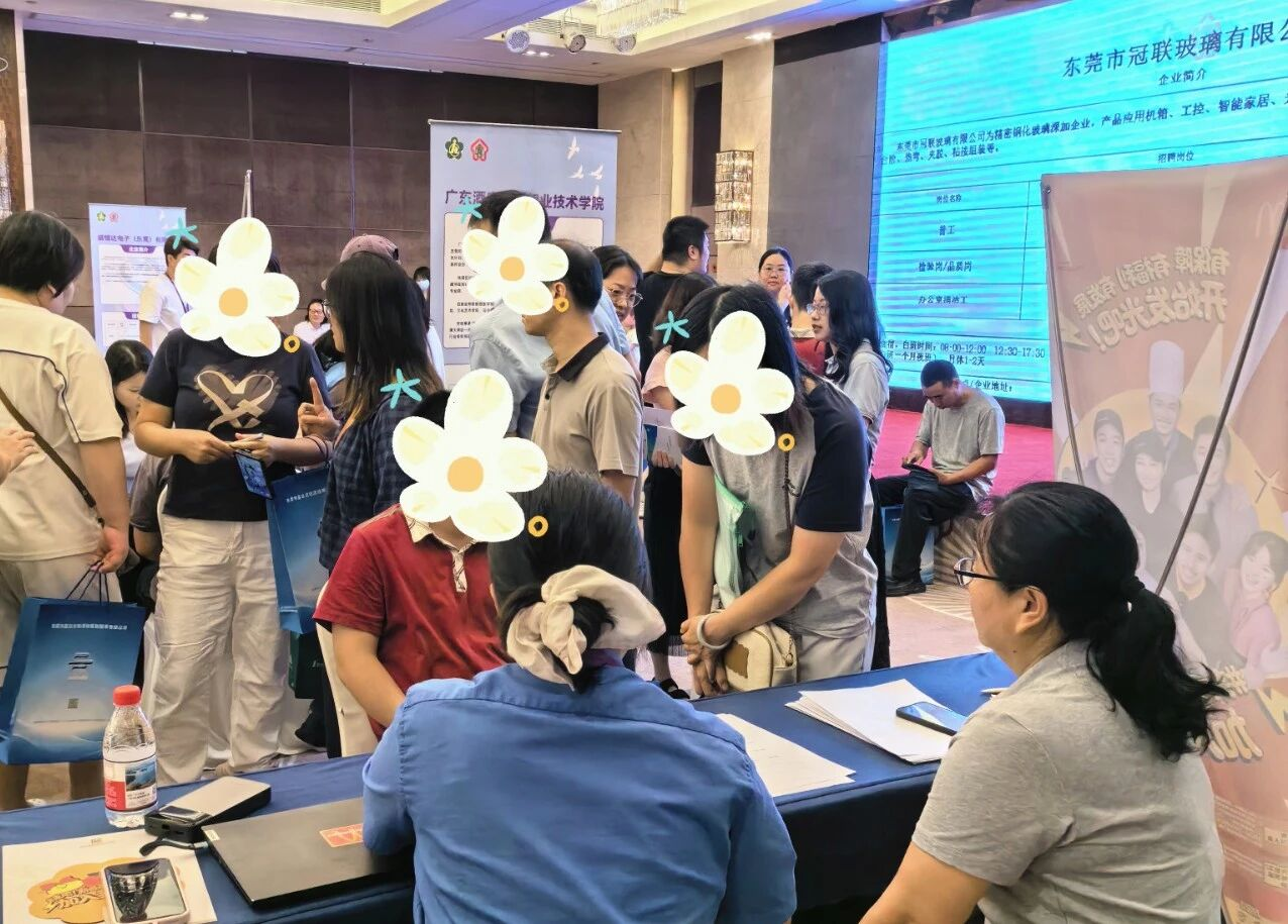 图为招聘现场 图为招聘现场
