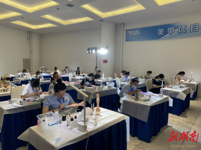 图为美甲项目比拼现场 图为美甲项目比拼现场