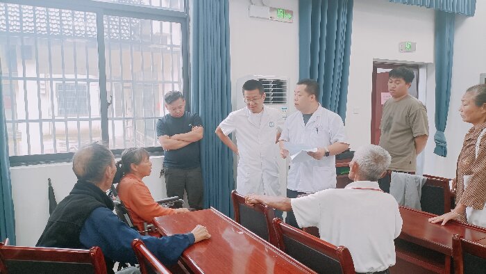 图为评残现场医生与群众进行细致沟通