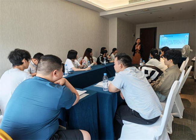 图为视力残疾人员普通话培训班开班授课
