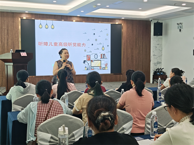 图为全国听觉口语法资深教师董蓓老师在培训班授课 图为全国听觉口语法资深教师董蓓老师在培训班授课