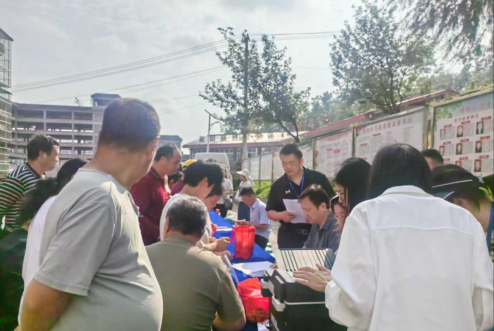 图为评残服务现场 图为评残服务现场