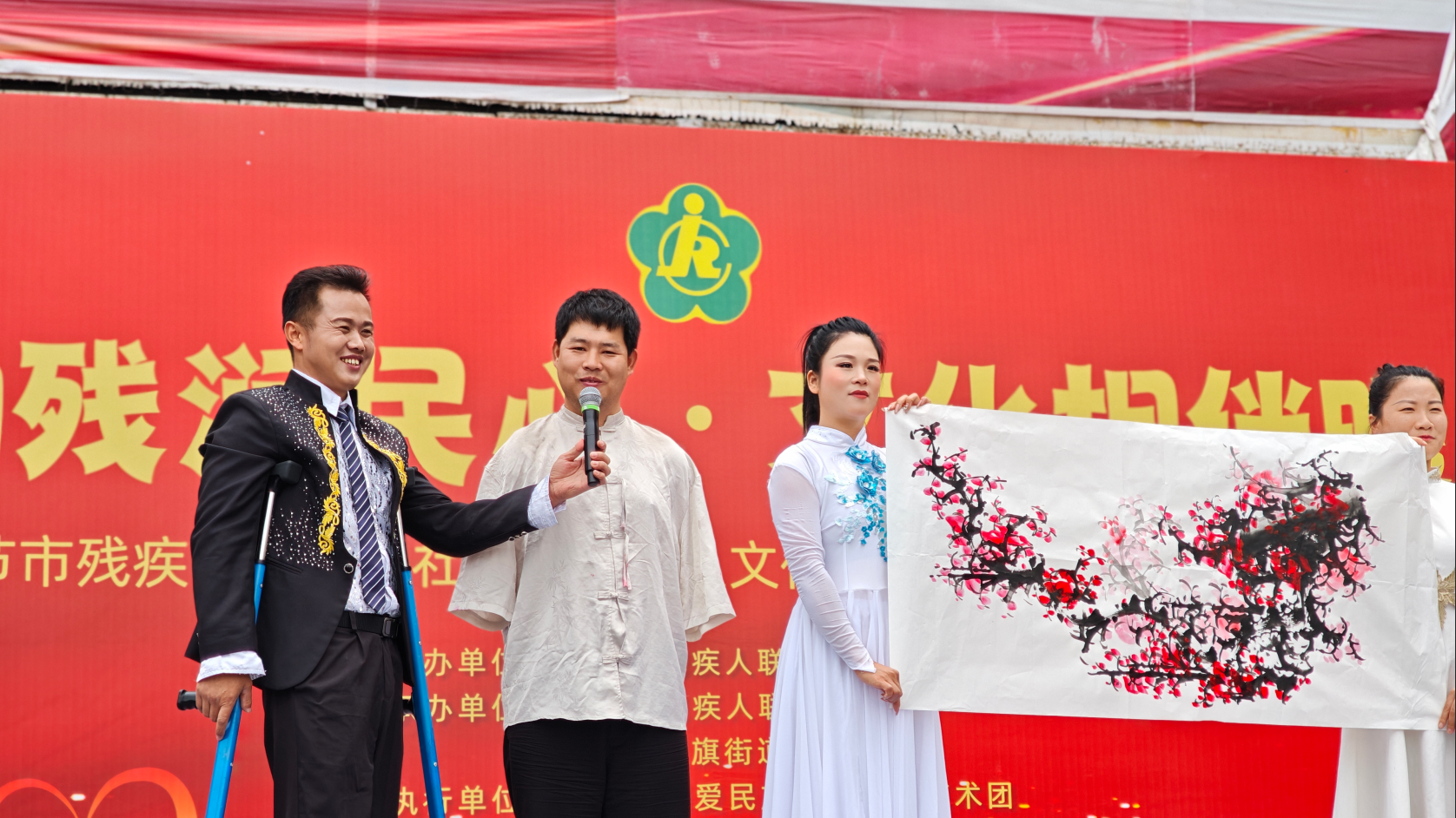 图为活动现场 图为活动现场