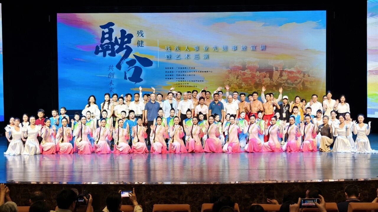 图为活动合影 图为活动合影