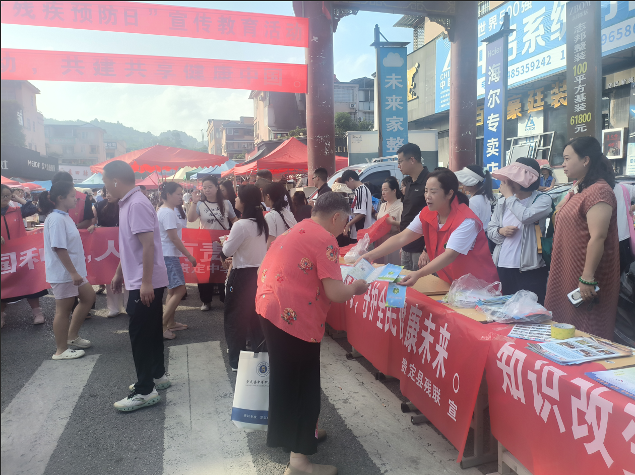 图为活动现场 图为活动现场