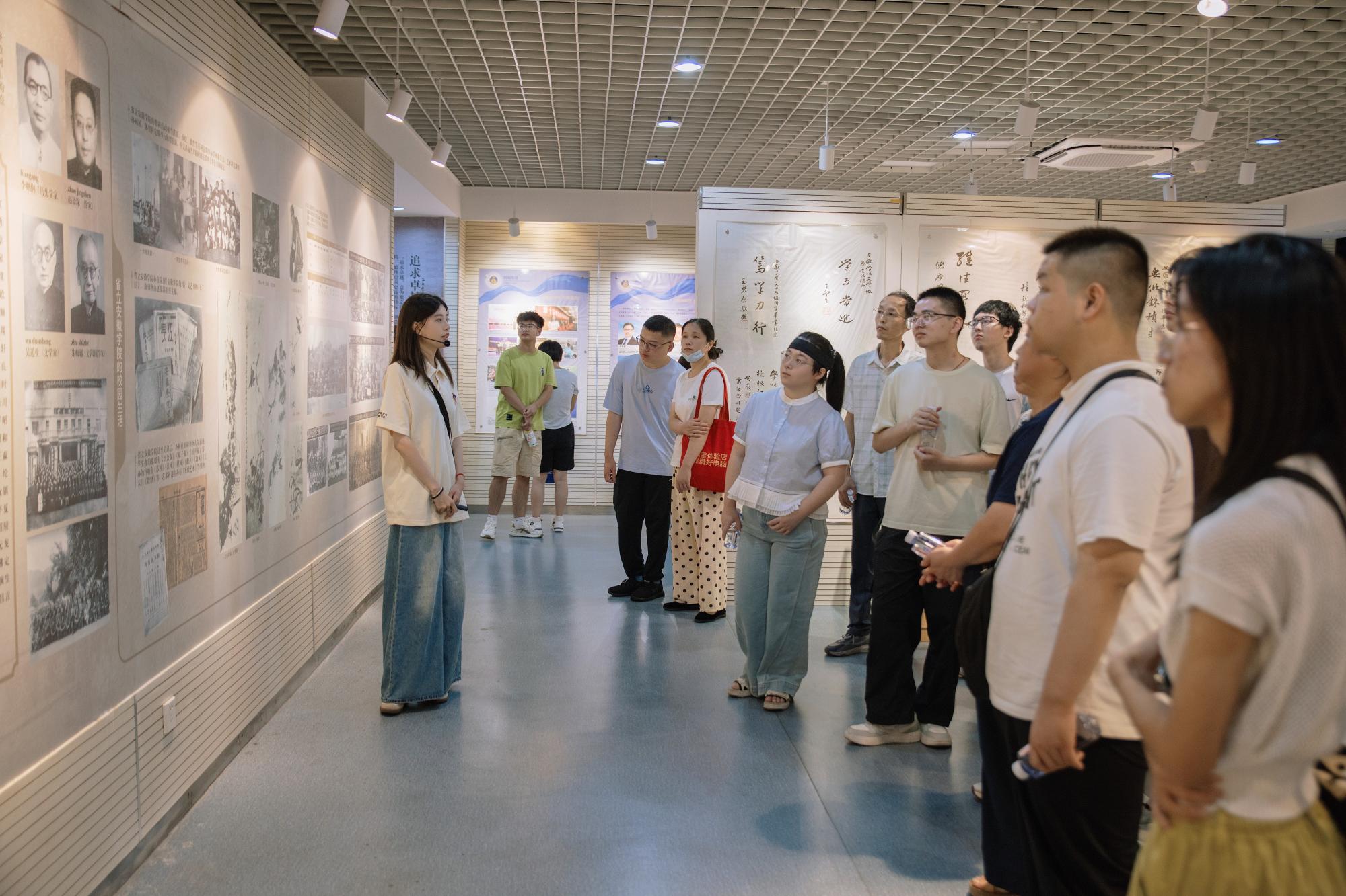 图为残疾学子参观安师大校史馆.JPG 图为残疾学子参观安师大校史馆.JPG