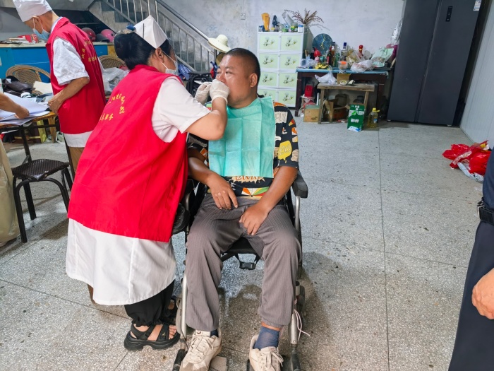 图为居家托养服务现场 图为居家托养服务现场