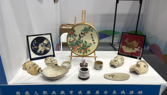 图为青海展示区手工艺展品 图为青海展示区手工艺展品