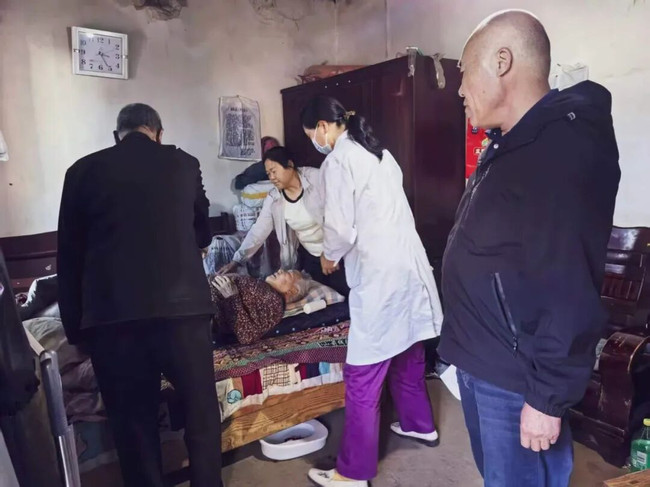 图为上门评残现场 图为上门评残现场