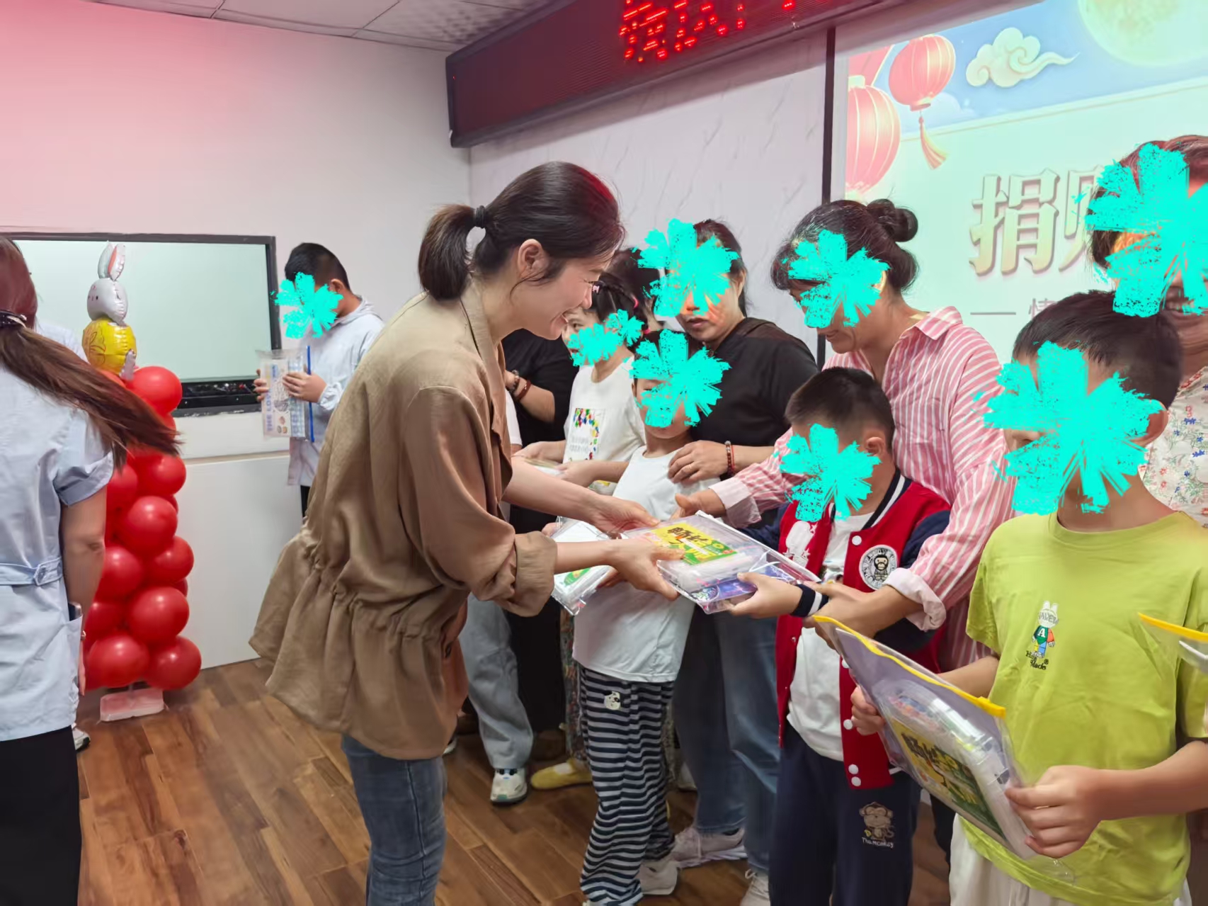 图为捐赠绘画文具现场 图为捐赠绘画文具现场