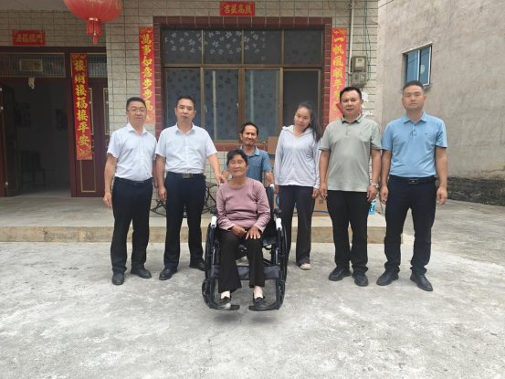 图为走访活动现场 图为走访活动现场