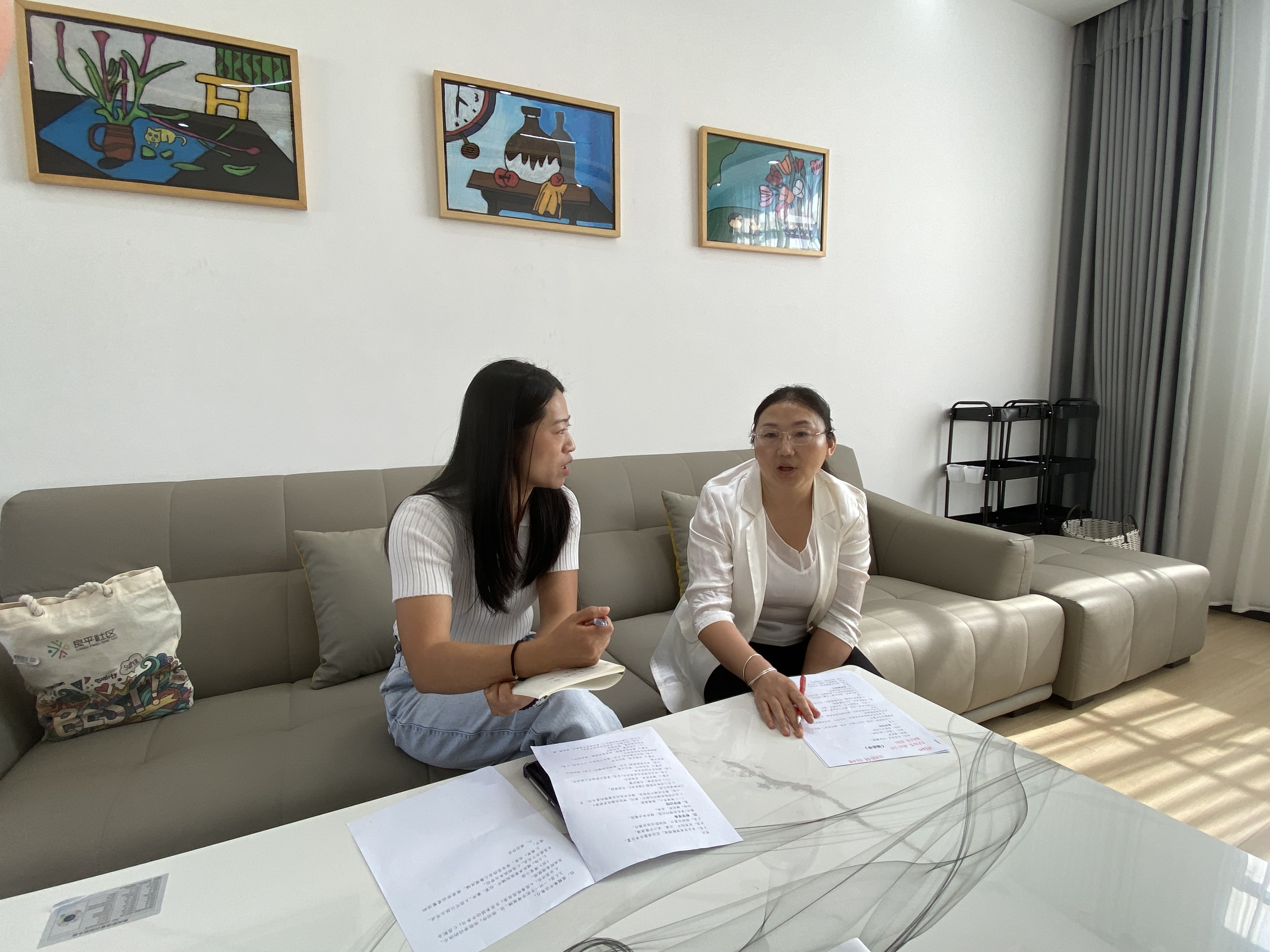 图为座谈现场 图为座谈现场