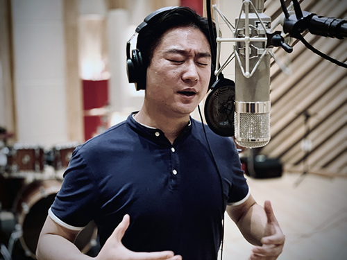 图为中国残疾人艺术团盲人演员蒋灿录制歌曲