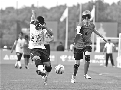 图为残特奥会盲人足球男子小组赛比赛现场